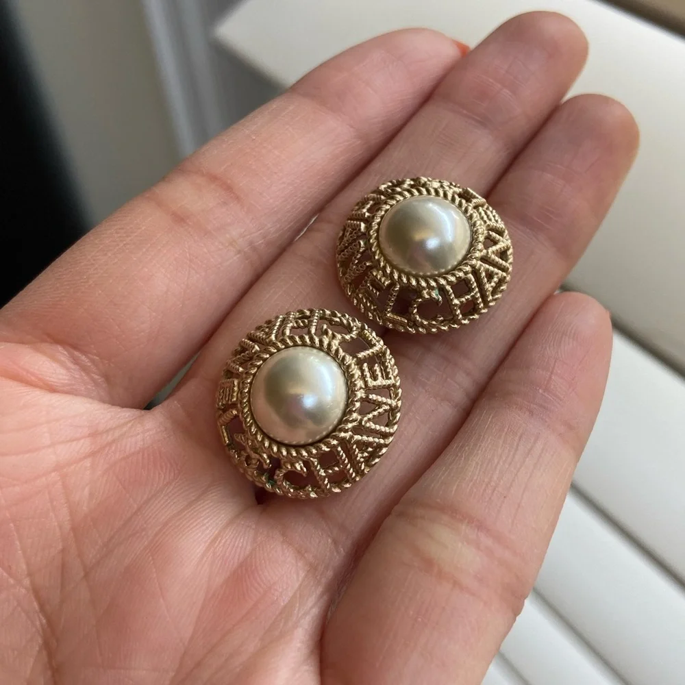 Chanel Pearl Logo Pierced - Picture 1 of 5